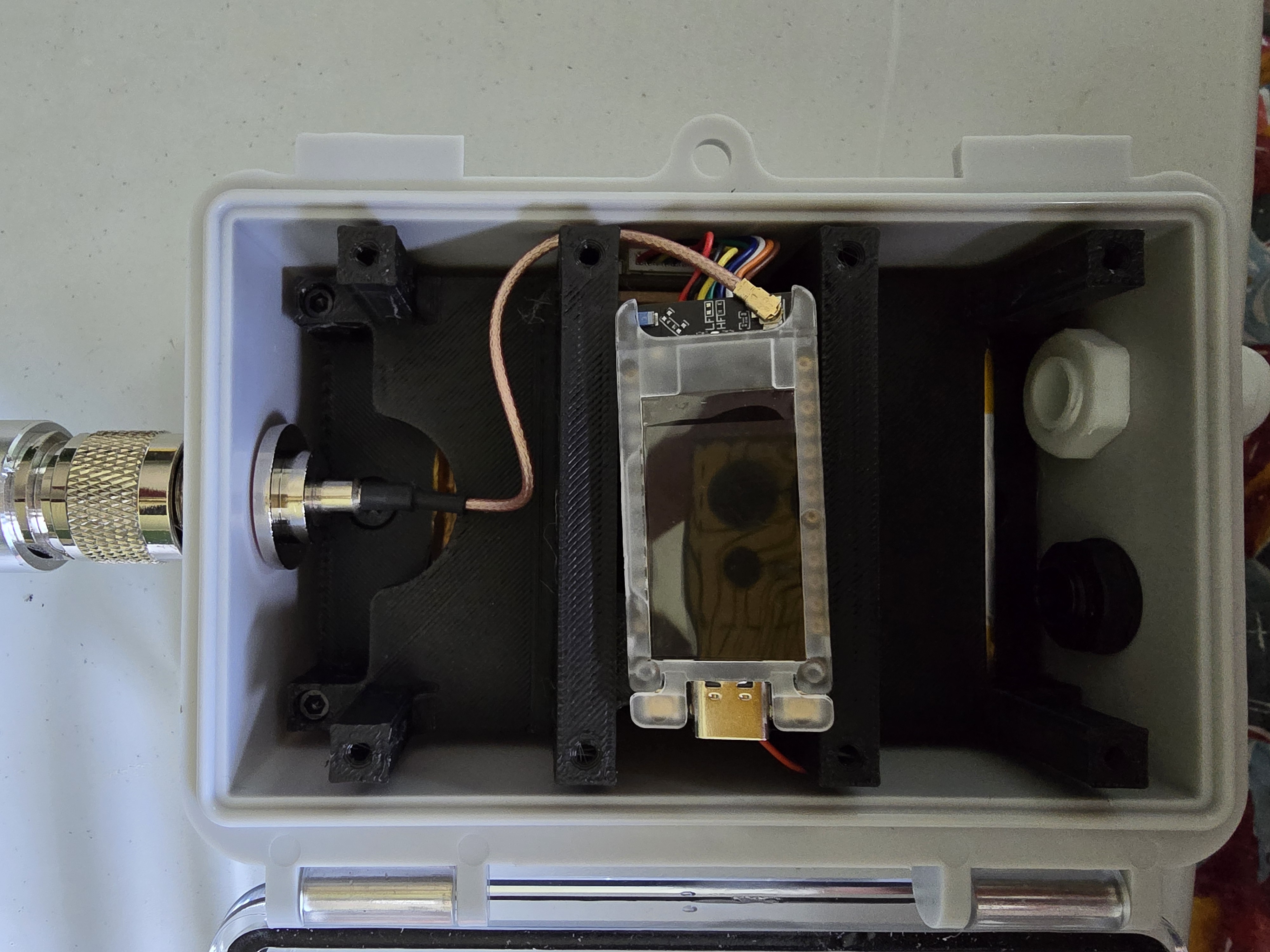 IPEX antenna connected, antena screwed on externally, and battery plugged in.